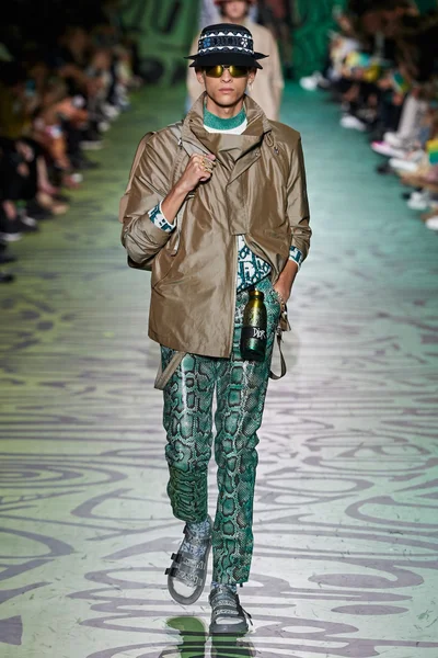 Look 16
